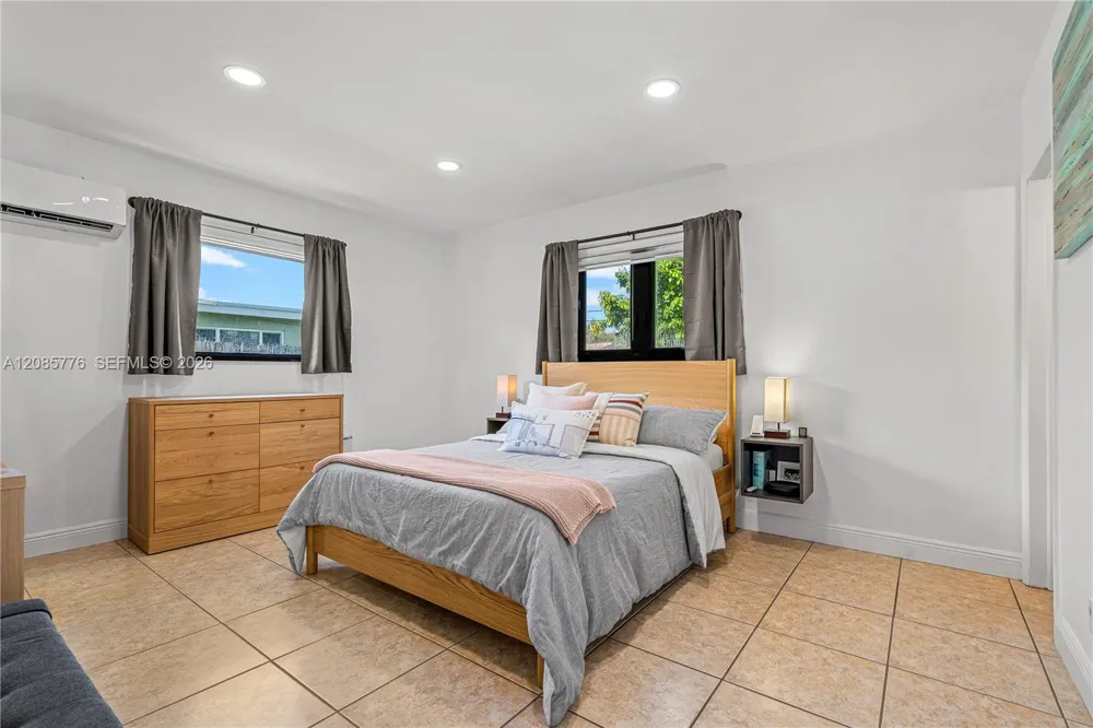 1126 E Hawthorne Cir Hollywood, FL 33021