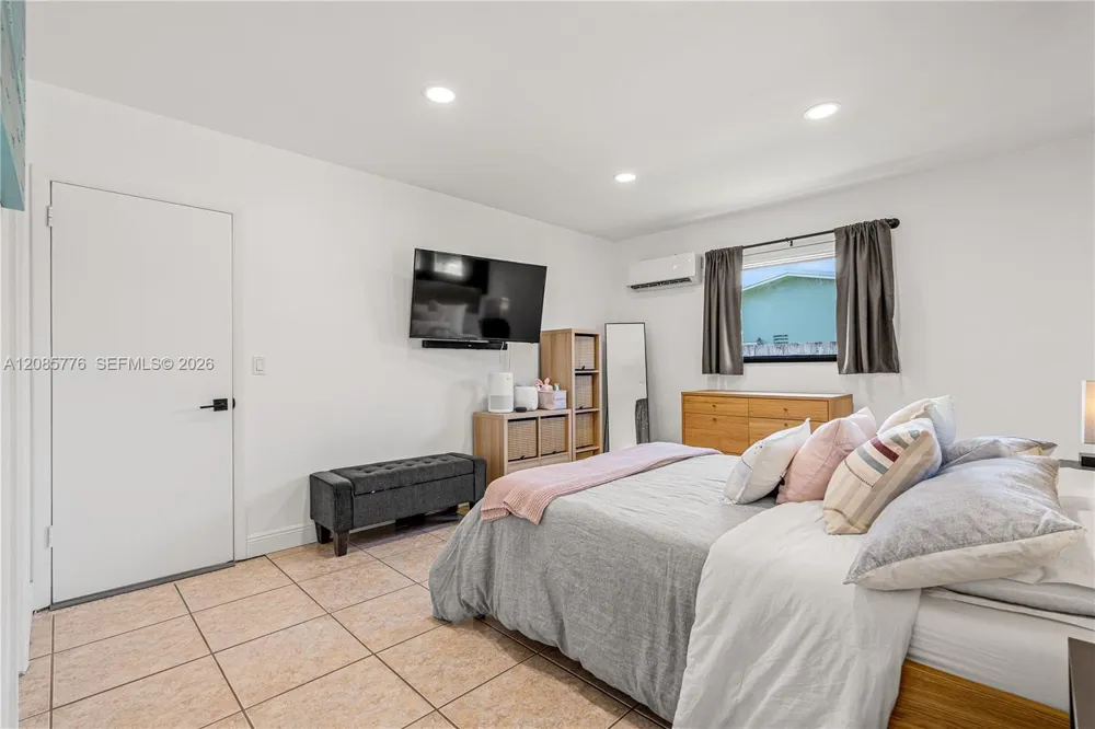 1126 E Hawthorne Cir Hollywood, FL 33021