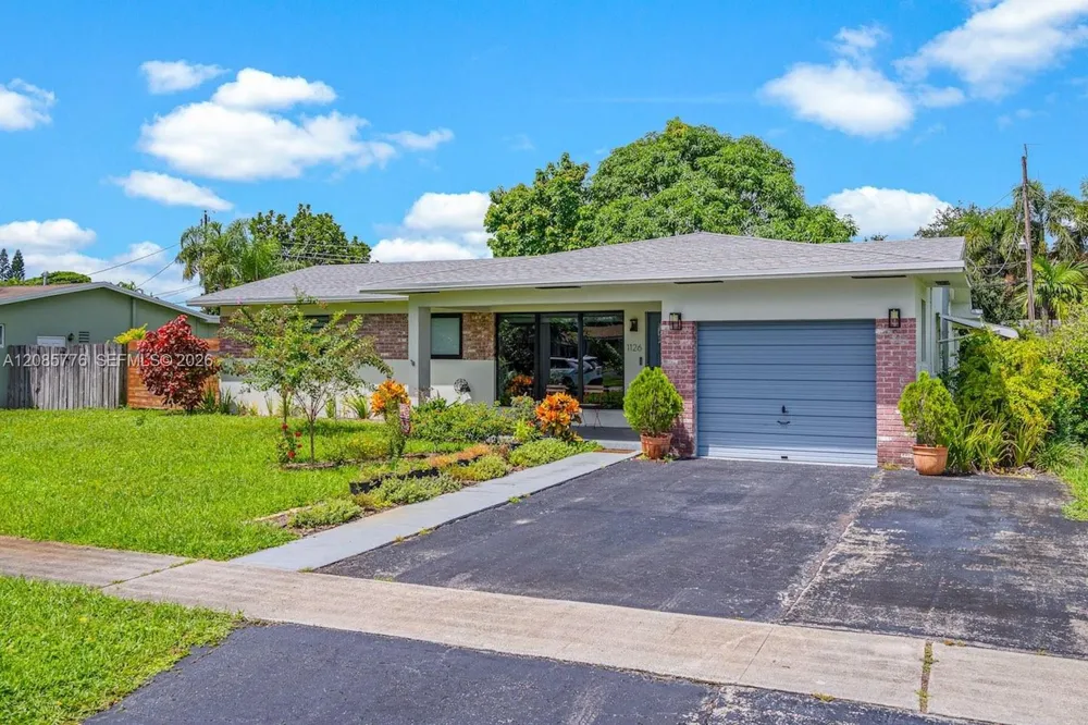 1126 E Hawthorne Cir Hollywood, FL 33021