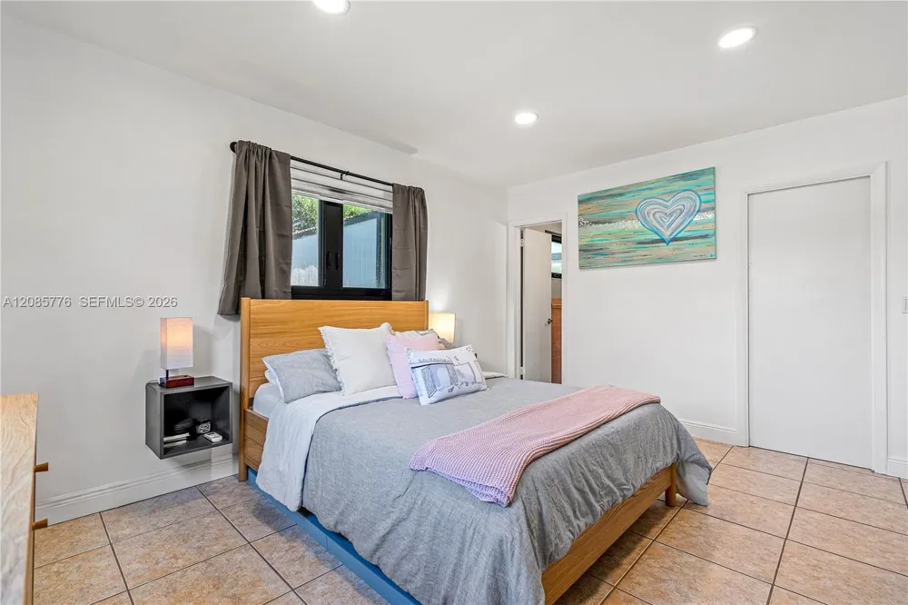 1126 E Hawthorne Cir Hollywood, FL 33021