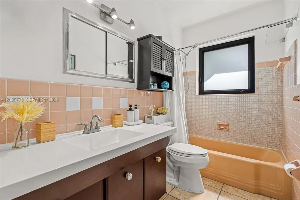 1126 E Hawthorne Cir Hollywood, FL 33021