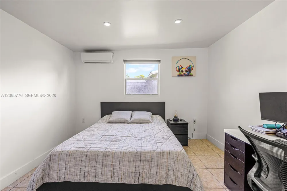 1126 E Hawthorne Cir Hollywood, FL 33021