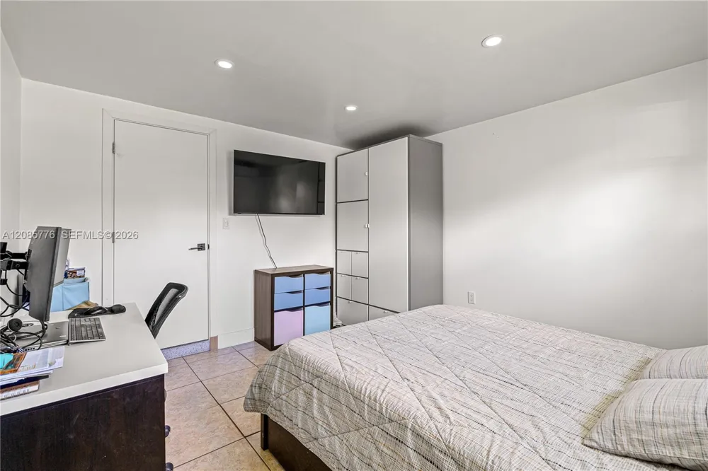 1126 E Hawthorne Cir Hollywood, FL 33021