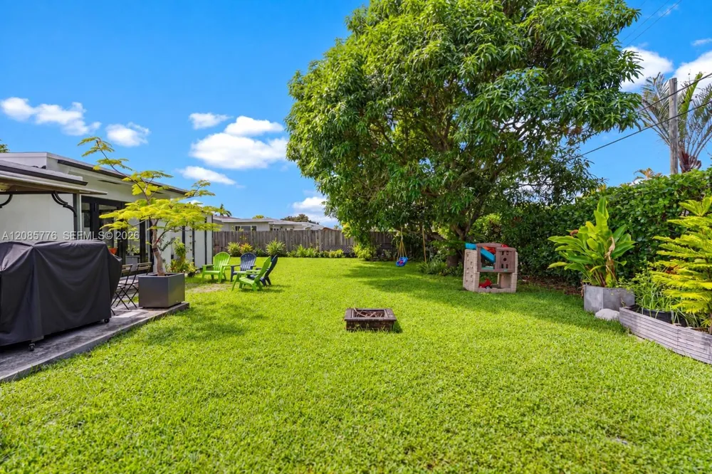 1126 E Hawthorne Cir Hollywood, FL 33021