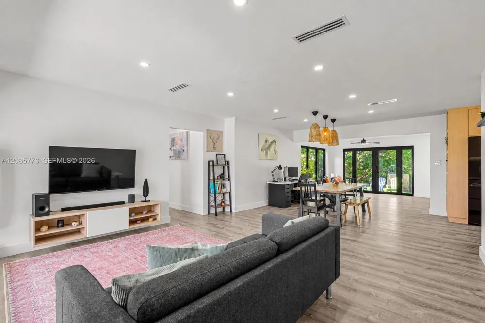 1126 E Hawthorne Cir Hollywood, FL 33021