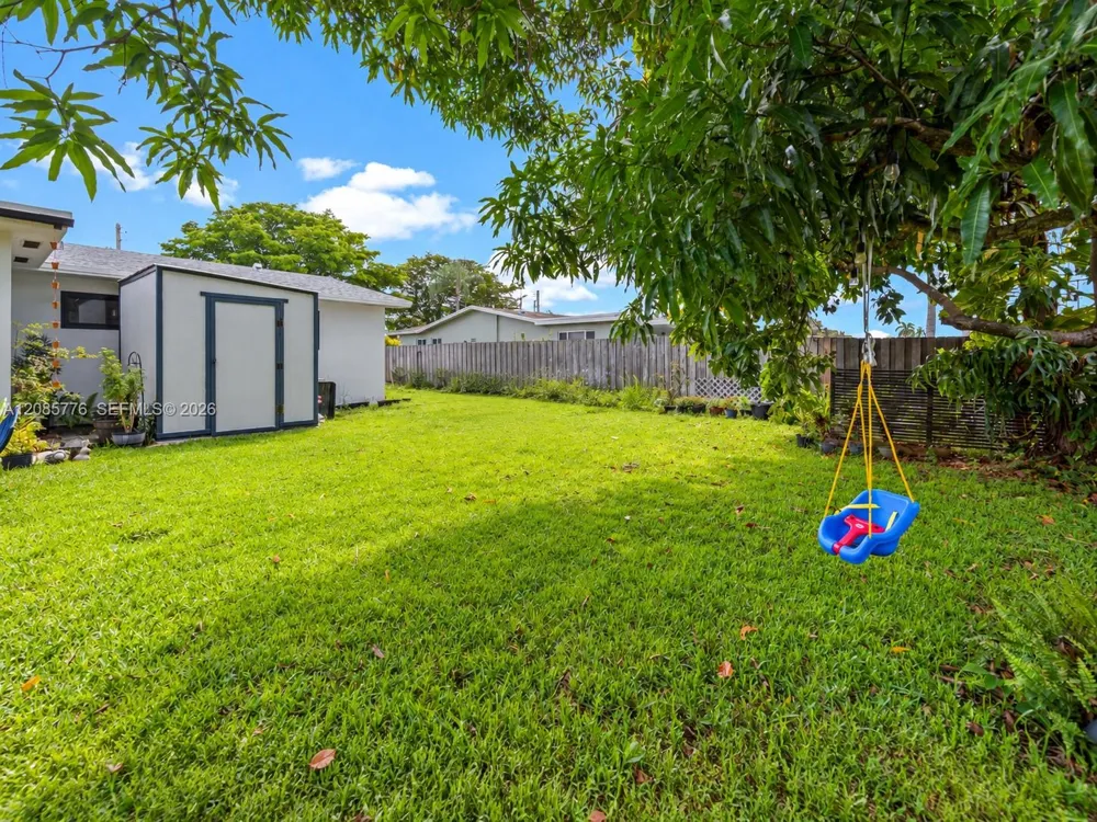 1126 E Hawthorne Cir Hollywood, FL 33021