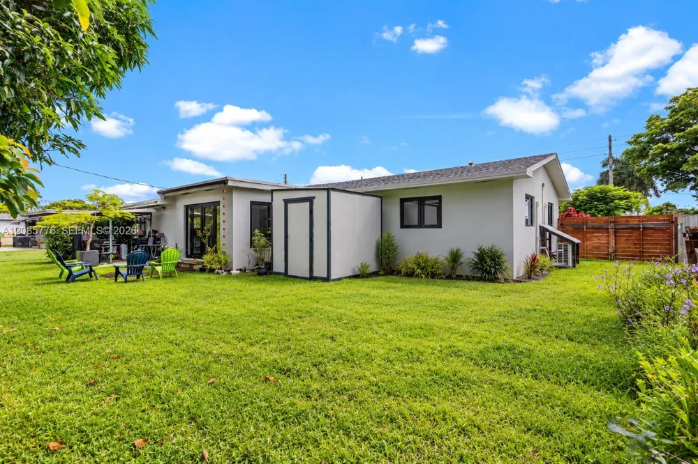 1126 E Hawthorne Cir Hollywood, FL 33021