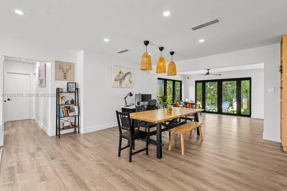 1126 E Hawthorne Cir Hollywood, FL 33021