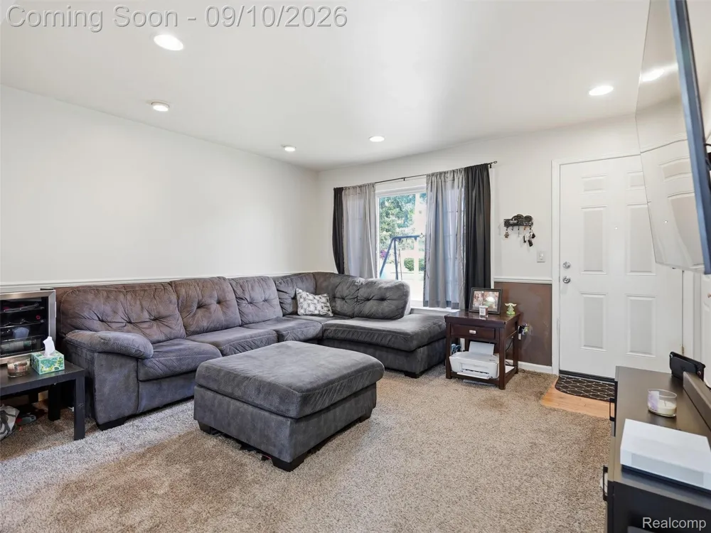 27589 Larry Street Roseville City, MI 48066
