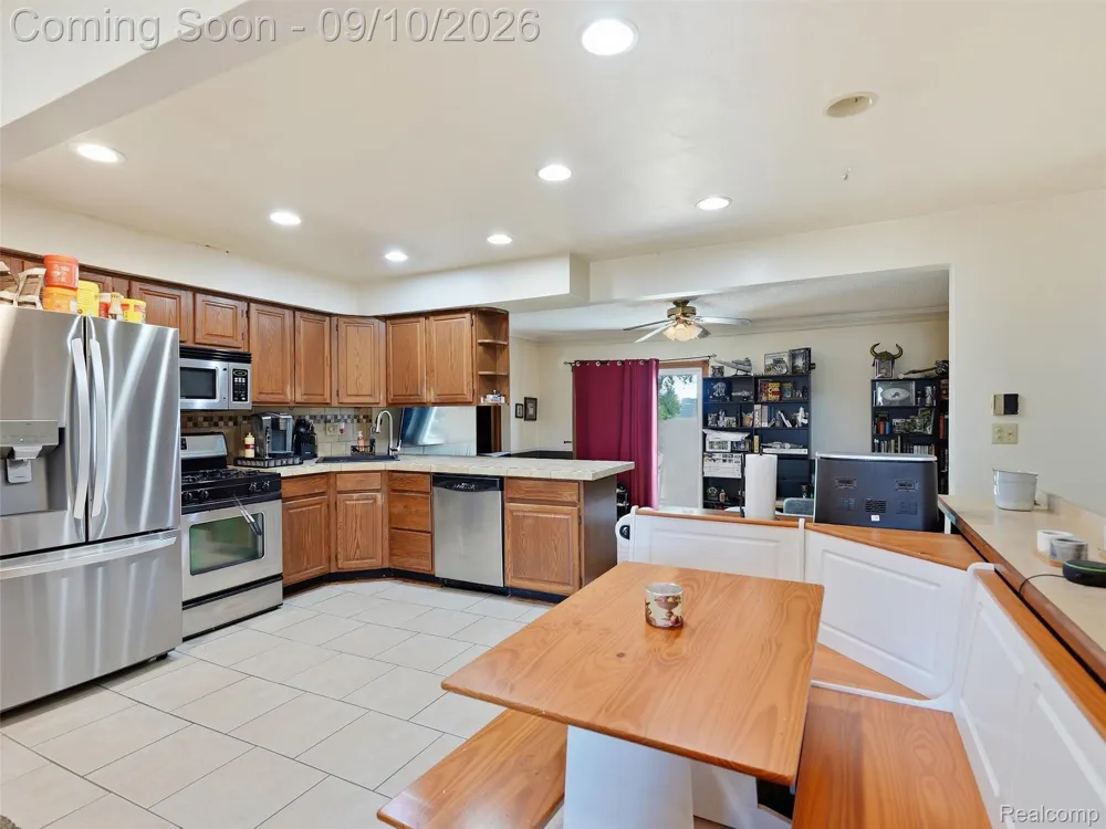 27589 Larry Street Roseville City, MI 48066