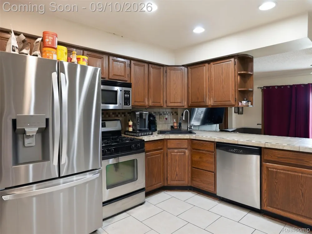 27589 Larry Street Roseville City, MI 48066