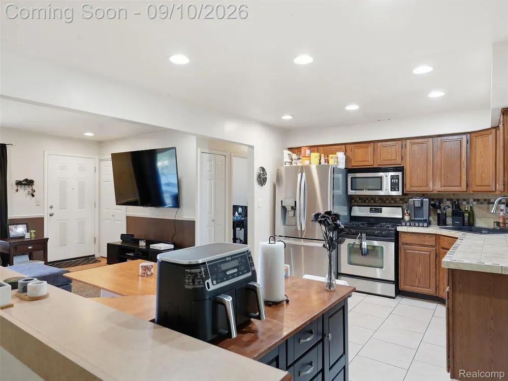 27589 Larry Street Roseville City, MI 48066