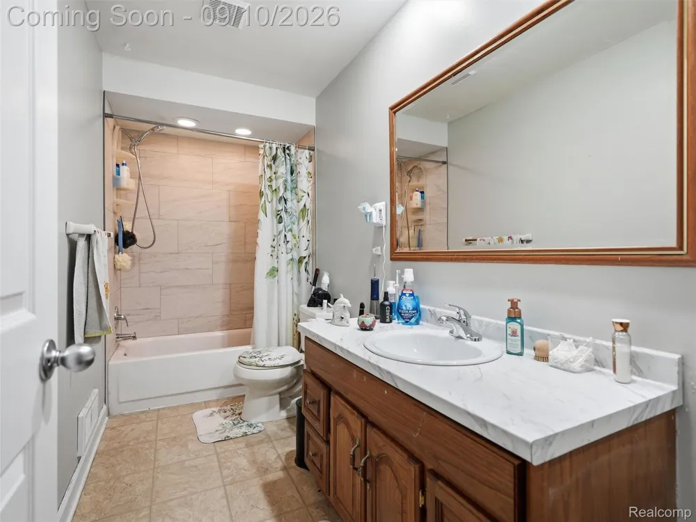 27589 Larry Street Roseville City, MI 48066