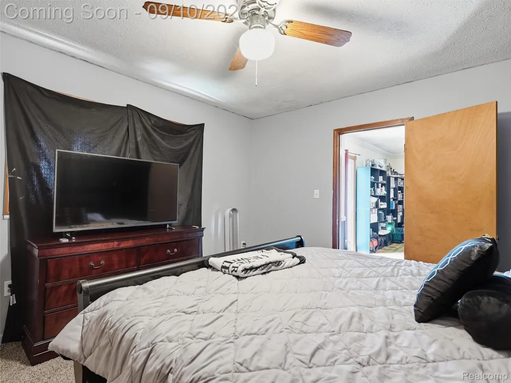 27589 Larry Street Roseville City, MI 48066