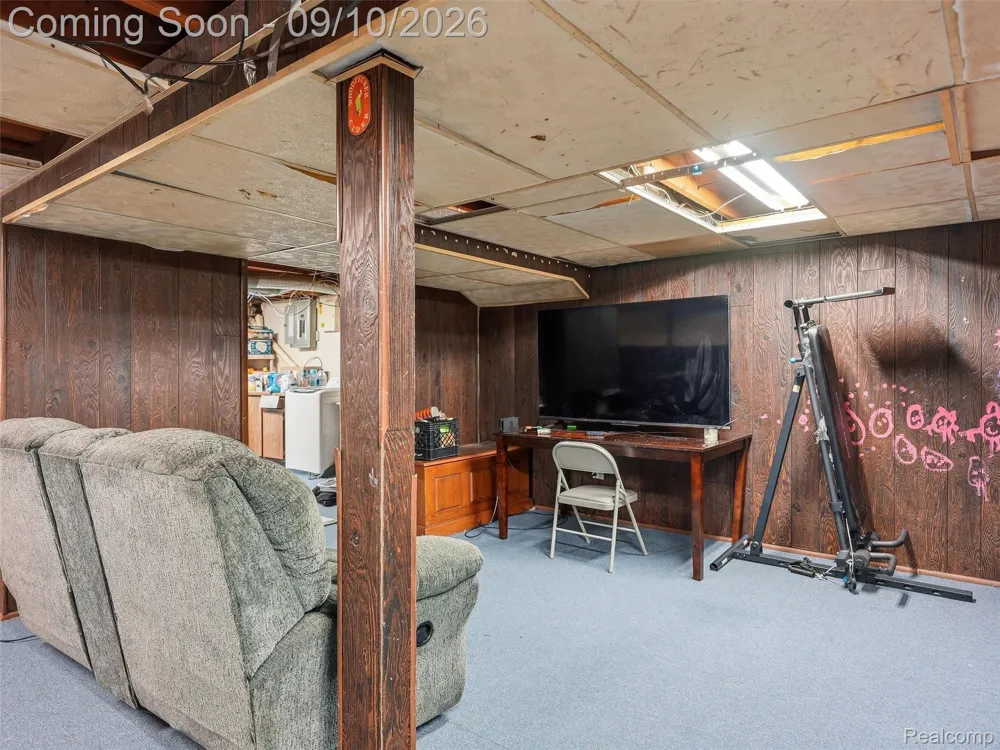 27589 Larry Street Roseville City, MI 48066