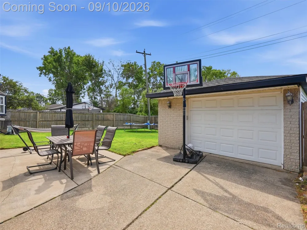 27589 Larry Street Roseville City, MI 48066