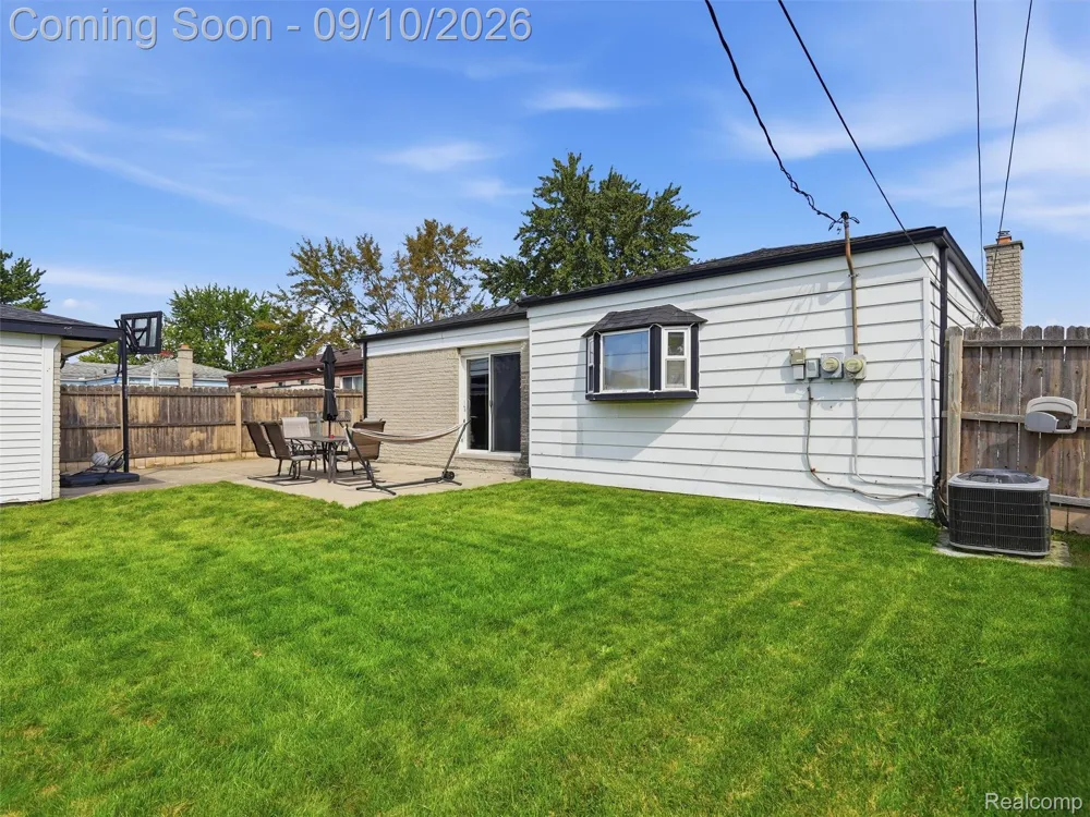 27589 Larry Street Roseville City, MI 48066