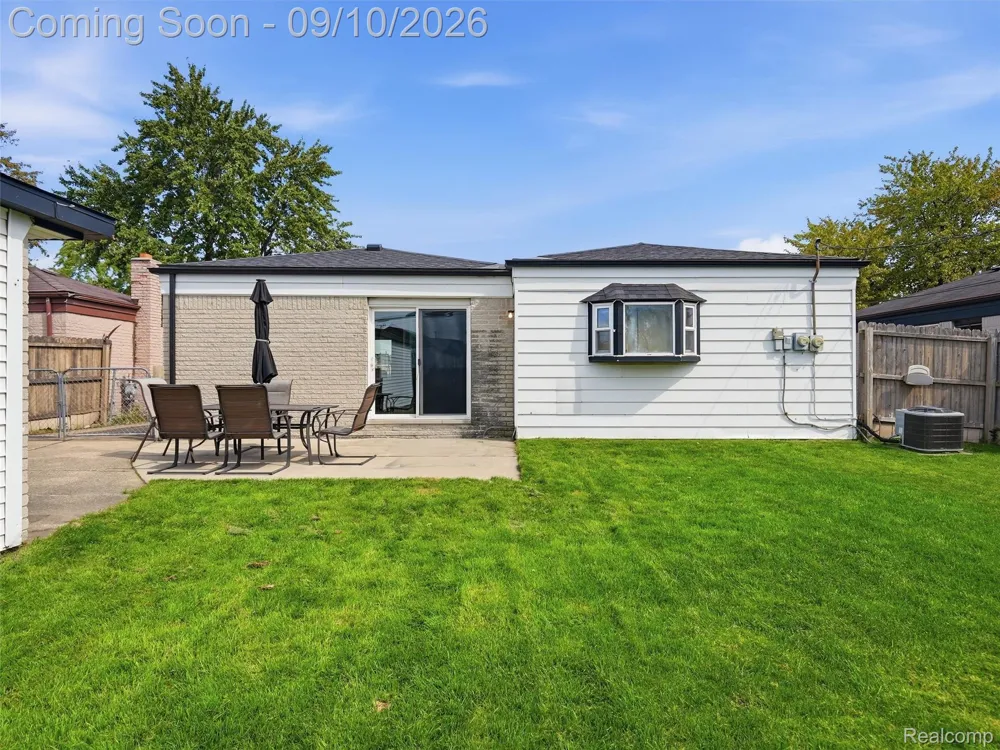 27589 Larry Street Roseville City, MI 48066