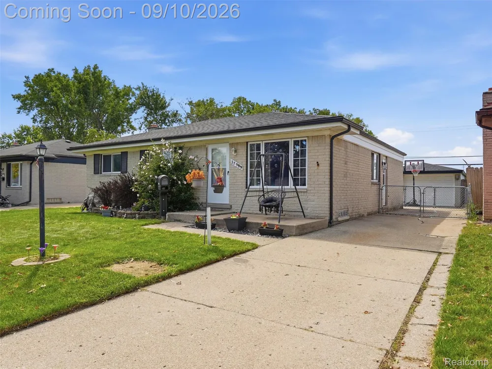 27589 Larry Street Roseville City, MI 48066