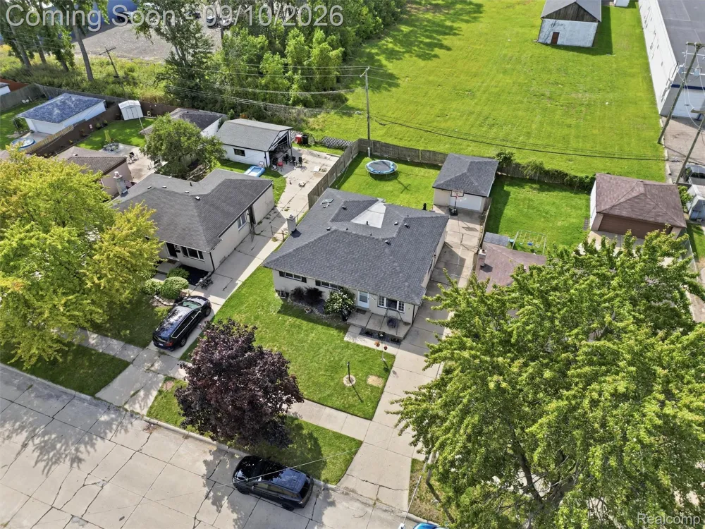 27589 Larry Street Roseville City, MI 48066