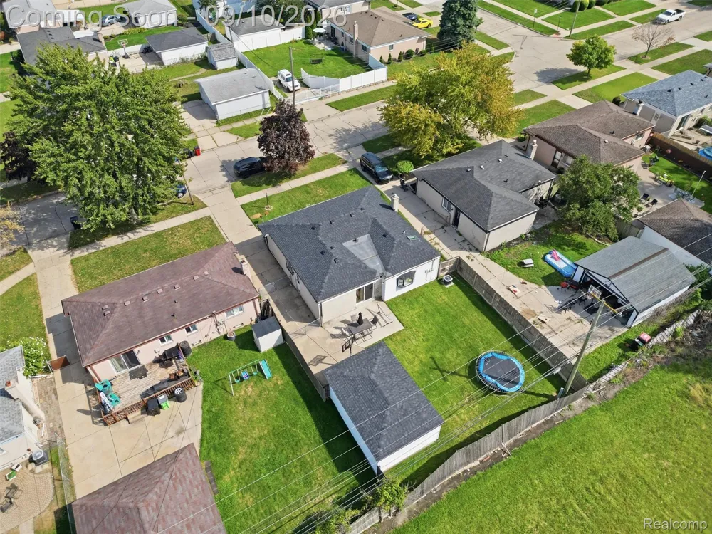 27589 Larry Street Roseville City, MI 48066