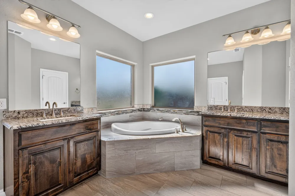 305 Donna Circle Granbury, TX 76049