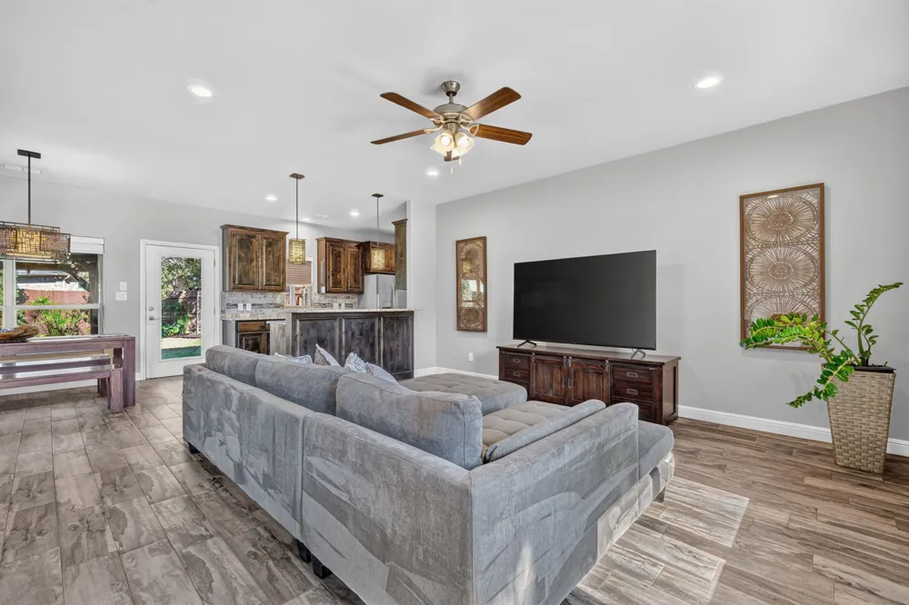 305 Donna Circle Granbury, TX 76049