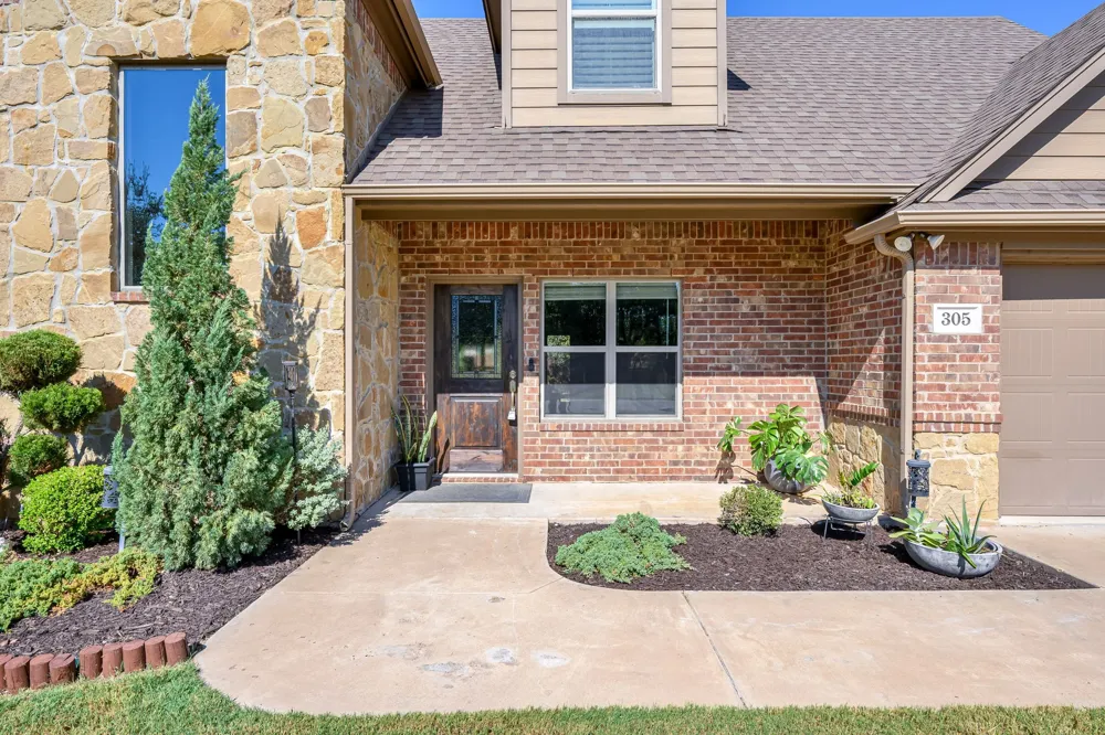 305 Donna Circle Granbury, TX 76049