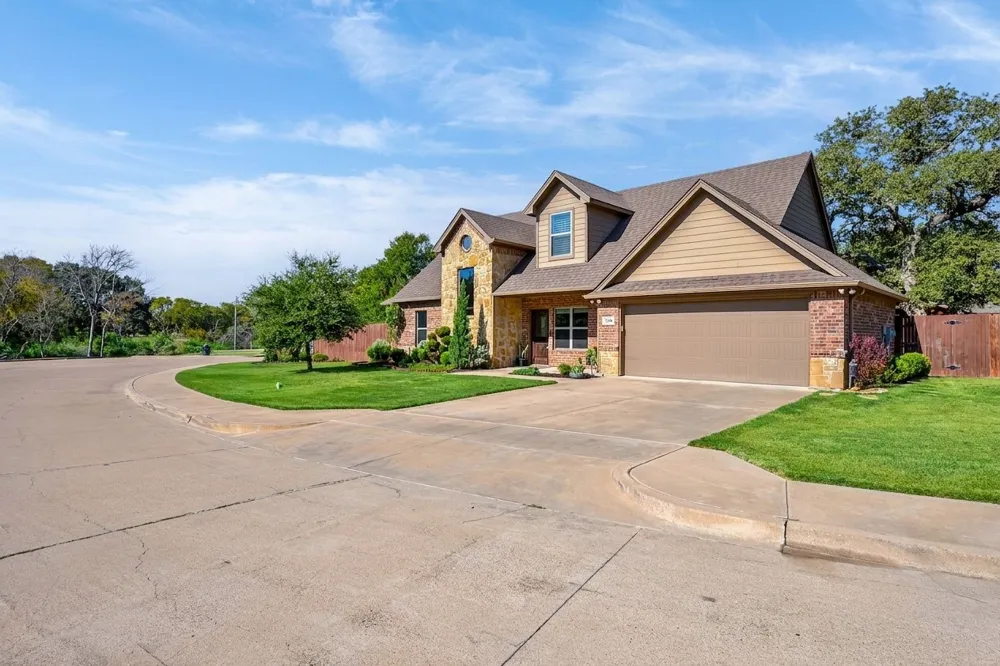 305 Donna Circle Granbury, TX 76049