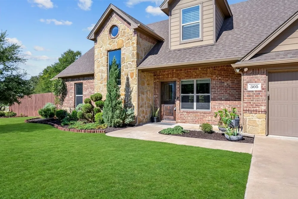 305 Donna Circle Granbury, TX 76049