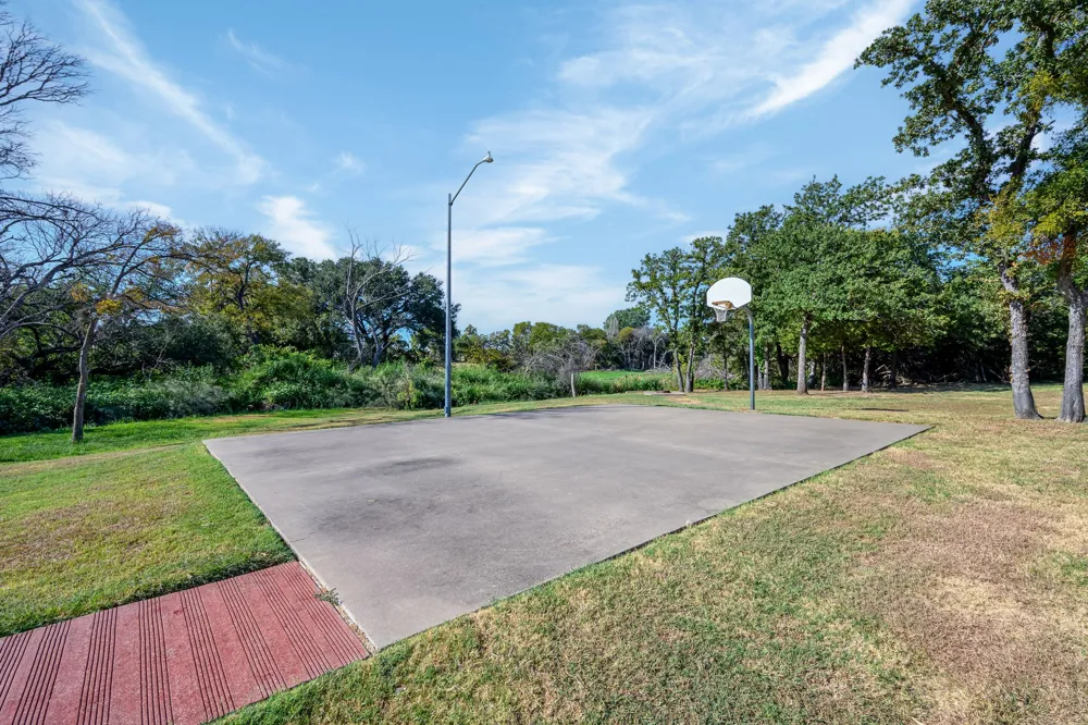 305 Donna Circle Granbury, TX 76049