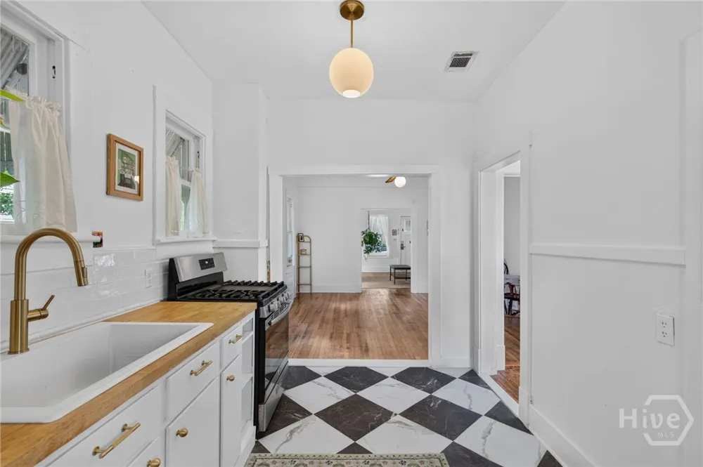 825 E 34th Street Savannah, GA 31401