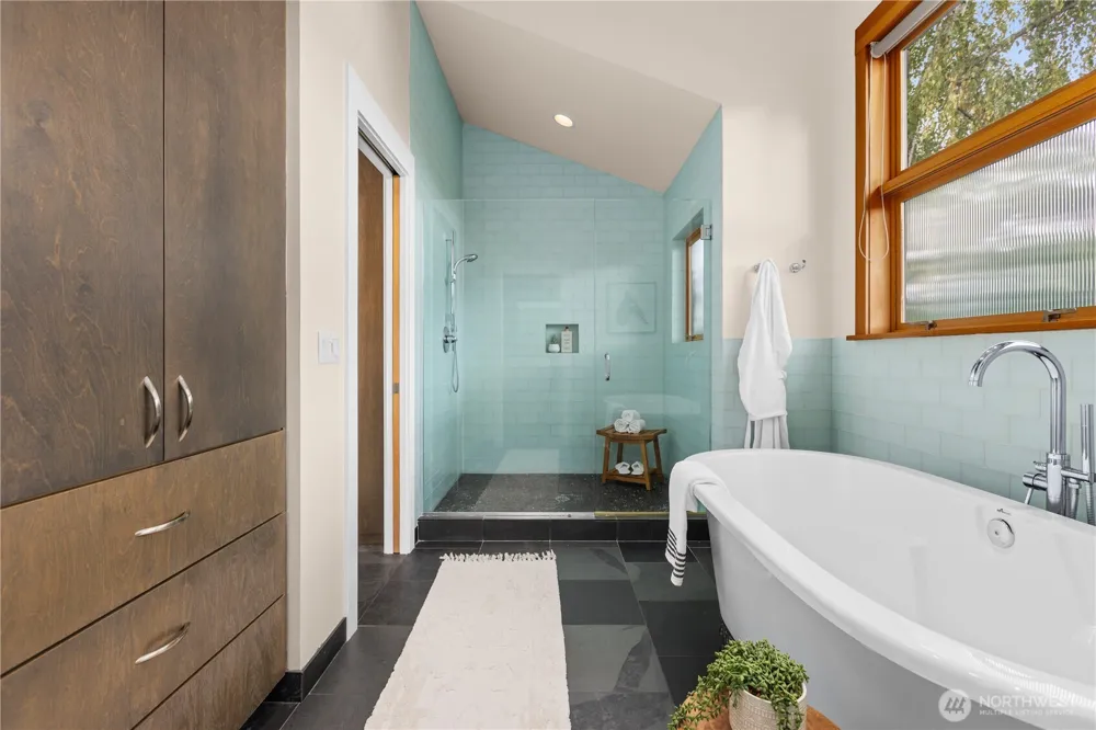 2223 39th Avenue E Seattle, WA 98112