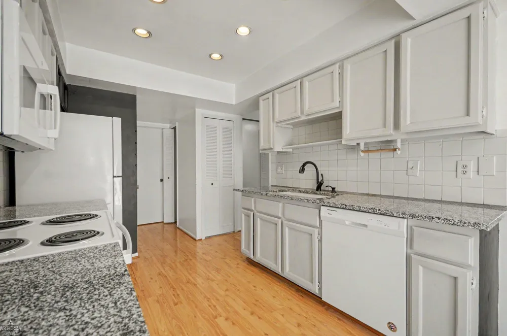 32 Meadow Wood Drive Rochester Hills City, MI 48307