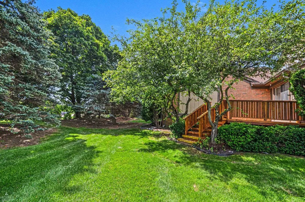 32 Meadow Wood Drive Rochester Hills City, MI 48307