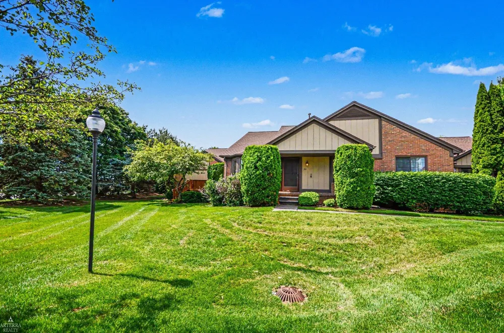 32 Meadow Wood Drive Rochester Hills City, MI 48307