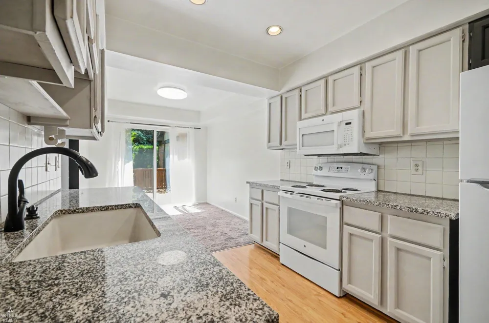 32 Meadow Wood Drive Rochester Hills City, MI 48307