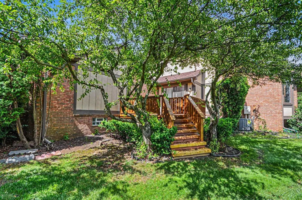 32 Meadow Wood Drive Rochester Hills City, MI 48307