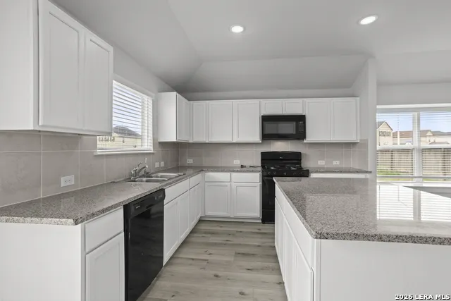 4837 Park Glen Marion, TX 78124