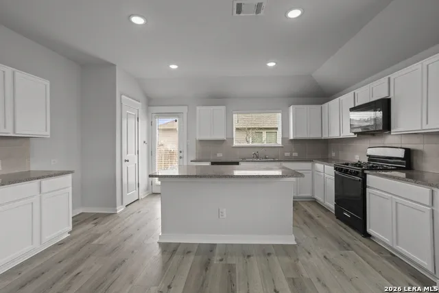 4837 Park Glen Marion, TX 78124