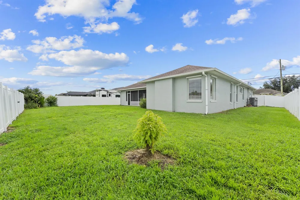 1043 SW IDOL AVENUE Port St. Lucie, FL 34953