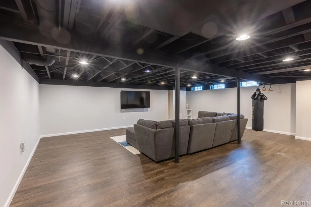 2857 Sherbourne Drive Troy City, MI 48083