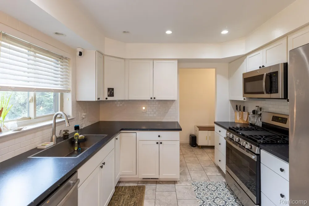 2857 Sherbourne Drive Troy City, MI 48083
