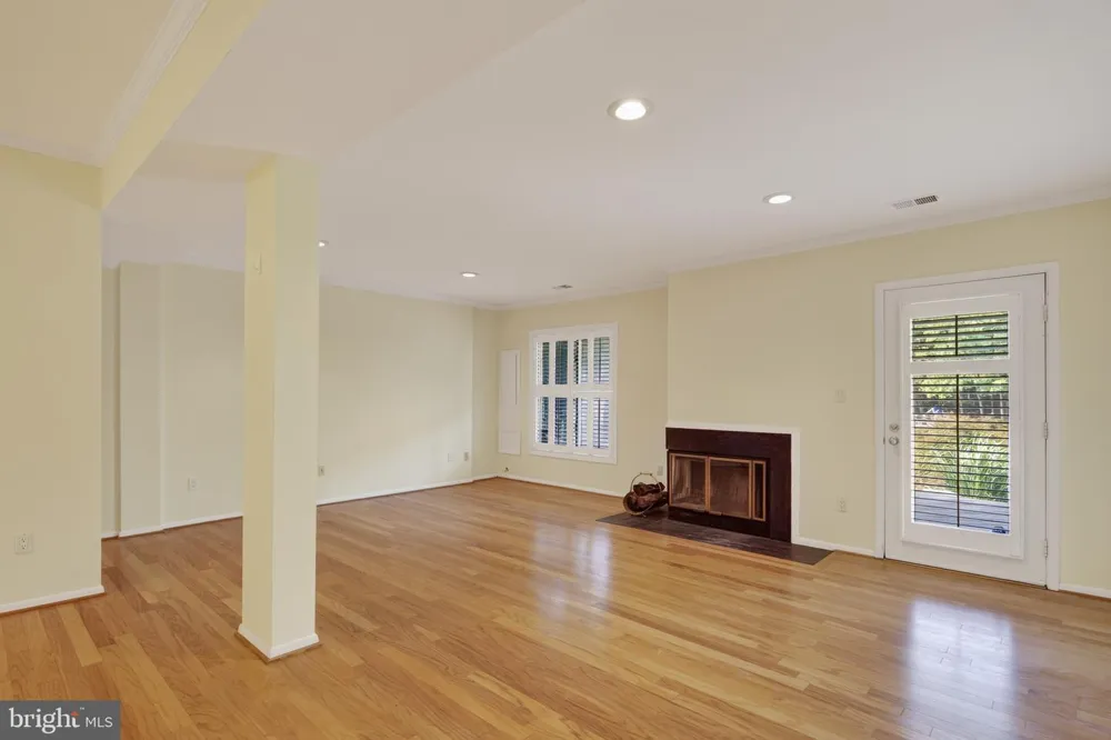 1987 LAKEPORT WAY Reston, VA 20191
