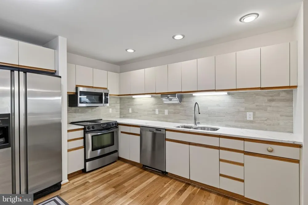 1987 LAKEPORT WAY Reston, VA 20191