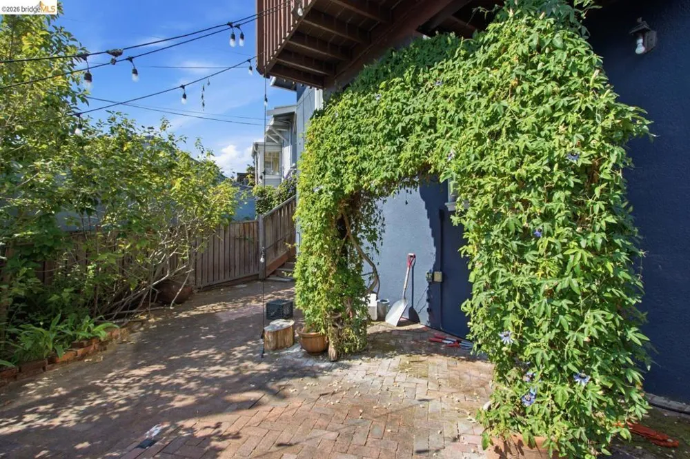 494 Jean St Oakland, CA 94610