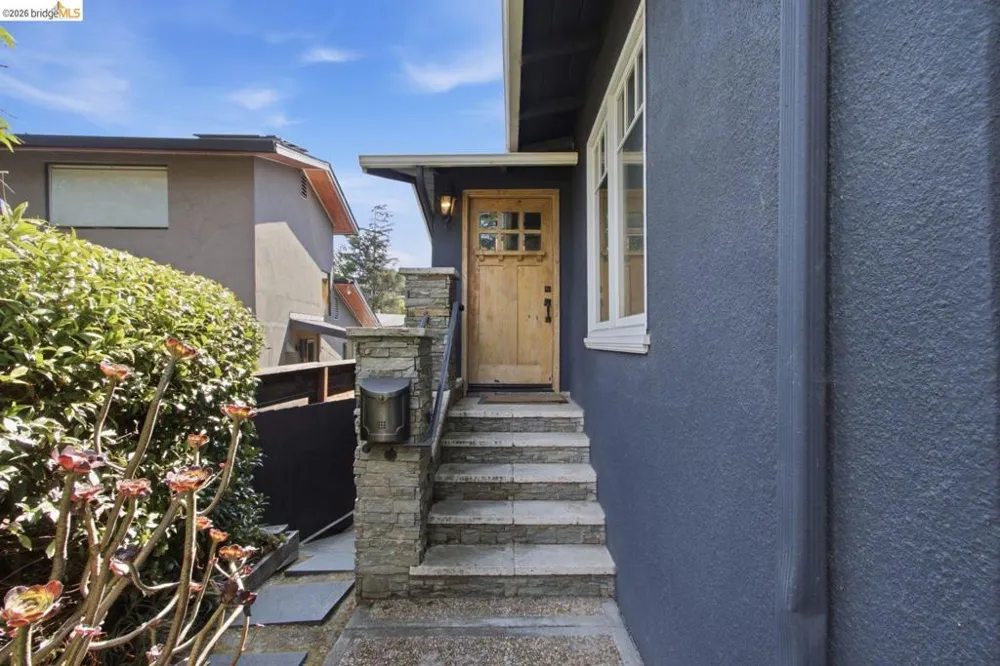 494 Jean St Oakland, CA 94610