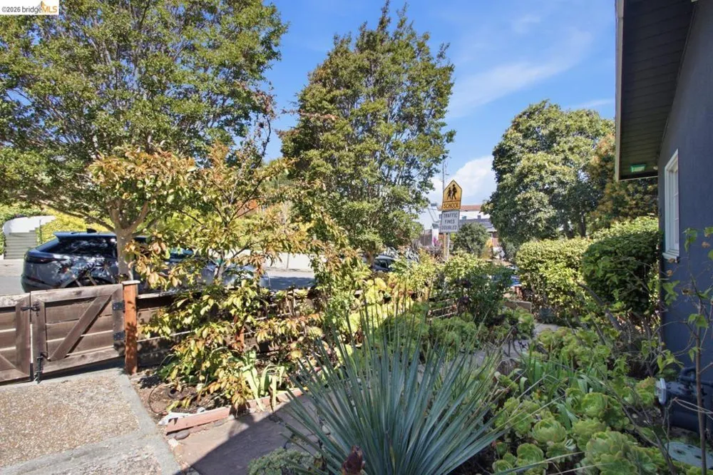 494 Jean St Oakland, CA 94610
