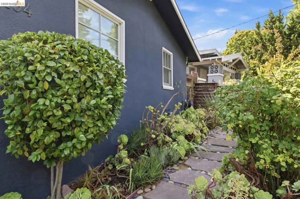 494 Jean St Oakland, CA 94610