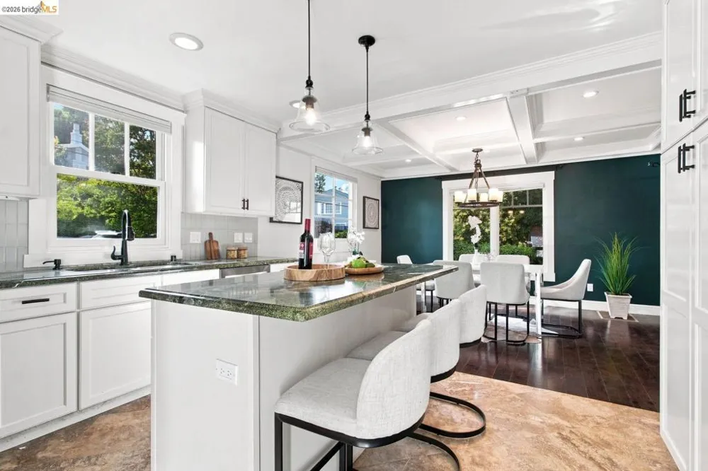 494 Jean St Oakland, CA 94610